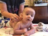 Массаж воротниковой зоны и зоны около шеи малыша. Это хорошо для работы с проблемой кривошеи и сосудиков головного мозга. После этой работы идёт мощное развитие в двигательной активности малыша