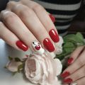 красный маникюр