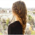 Свободная коса из длинных вьющихся волос