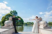 Свадебная фотосессия во время прогулки