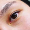 Межресничный татуаж выполняется непосредственно в зоне роста ресниц. Пигмент вводится в пробелы между ресницами, заполняя их цветом. В итоге получается потрясающий результат: создается эффект густых черных ресниц, но при этом затрагивается минимальный объем участка века. Пигмент вводится не глубже одного миллиметра.