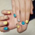 Яркий маникюр