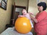 Фитбол,ребёнку 3 месяца.