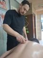 Баночный массаж — это механическое воздействие на кожу и подкожно-жировую клетчатку с помощью медицинских банок (силиконовых или стеклянных), в которых создаётся вакуум.
Как работает:
Банка присасывается к коже, создавая отрицательное давление. Мастер перемещает её по телу по массажным линиям. Это вызывает прилив крови к тканям, ускоряет лимфоток и обменные процессы.
Основные эффекты:
Уменьшение отёчности и застойных явлений.
Размягчение соединительной ткани (при целлюлите).
Расслабление мышечных зажимов