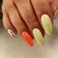 Яркий маникюр, тренд сезона