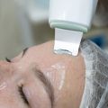 Ультразвуковая чистка лица с пилингом.
Кому, зачем и для чего эта процедура 

Комплексная процедура для глубокого очищения без повреждения кожных покровов!

Если у вас есть:
?черные точки
?расширенные поры
?тусклый цвет лиц
?активная  работа сальных желез

Данная процедура поможет тебе в борьбе с этими проблемами.
