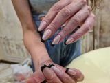 Наращивание ногтей с покрытием гель-лака и дизайном в виде классического френча. 