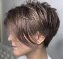 Модная короткая стрижка открывает шею и лицо, придавая ему свежести и молодости. Легкие стрижки пикси меняются в зависимости от ситуации и желания женщины. Взъерошенные волосы придают образу игривости, гладкие — элегантности и вносят нотку официоза.
