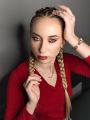 На девушке макияж с акцентом на нижнее веко и стрелкой вишнёвого цвета. Также плетение боксерских кос с узором. Время работы над образом 4ч